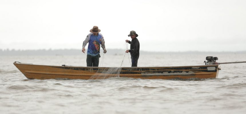 Mais de 80 mil pescadores artesanais do Amazonas terão garantido o pagamento do seguro-defeso após decisão liminar concedida pela Justiça Federal. A medida beneficia diretamente trabalhadores que dependem da pesca como única fonte de renda, principalmente em comunidades ribeirinhas e municípios do interior.